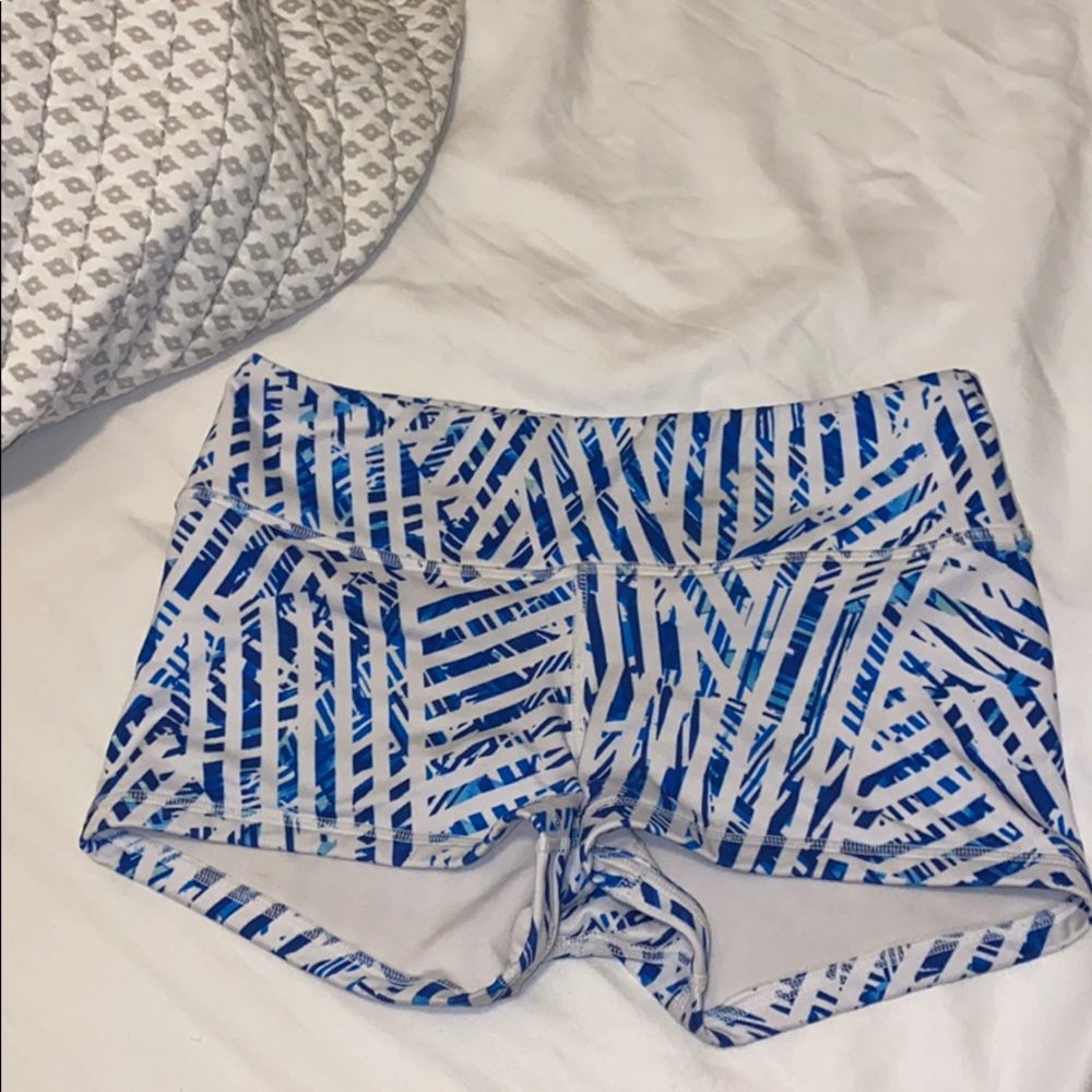 Fleo shorts size small